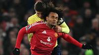 Bek Southampton asal Polandia #35, Jan Bednarek, dan penyerang Manchester United asal Belanda #11, Joshua Zirkzee, berebut bola selama pertandingan Liga Primer Inggris antara Manchester United dan Southampton di Old Trafford di Manchester, Inggris barat laut,&nbsp;Jumat dini hari WIB (17-1-2025). (Oli SCARFF/AFP)