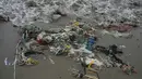 Sampah plastik terlihat di pantai Los Delfines, di distrik Ventanilla, Callao, Peru, Rabu, 2 Agustus 2023. (AP Photo/Martin Mejia)