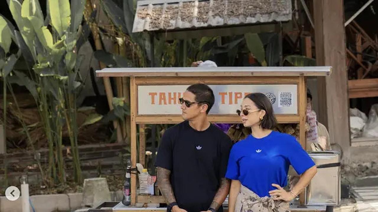 Potret Jennifer & Irfan Bachdim Tampil Etnik Jalani Pemotretan di Pinggir Jalan, Gerobak Jadi Properti