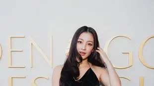 Tanpa pengumuman maupun bocoran sebelumnya, leader TWICE ini tiba-tiba muncul di salah satu ajang penghargaan paling prestisius di industri hiburan global.  [@_zyozyo].