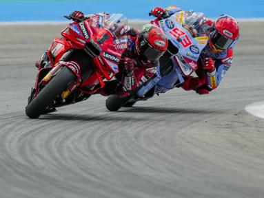 Pembalap Ducati Lenovo, Francesco Bagnaia, terlibat duel sengit dengan pembalap Gresini Racing, Marc Marquez, dalam balapan keempat MotoGP 2024 di Sirkuit Jerez, Andalusia, Spanyol, Minggu (28/4/2024). (AP Photo/Jose Breton)