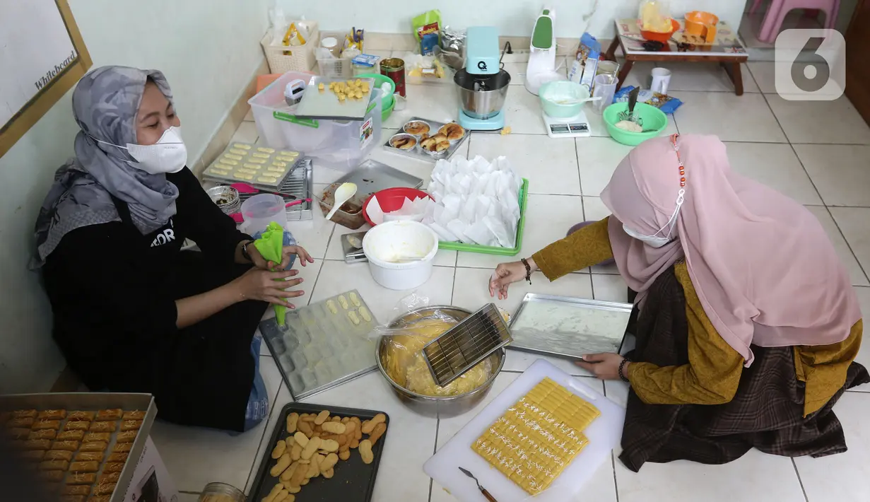 Tata Khoiriyah, mantan pegawai KPK, membuat adonan di tempat pembuatan kue kering miliknya, Jakarta, Kamis (21/10/2021). Aktivitas bisnis kue kering digeluti Tata Khoiriyah sejak pertengahan 2021. Kala itu ia membuat merek kue kering Cake Club bersama seorang teman. (Liputan6.com/Helmi Fithriansyah)