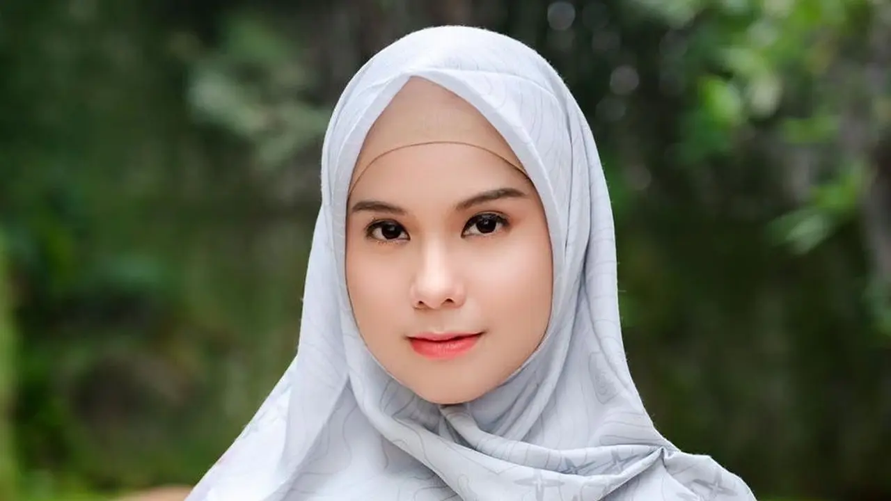 Potret Annisa Pohan dalam balutan hijab