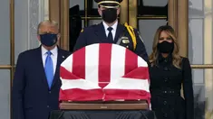 Presiden Donald Trump dan ibu negara Melania Trump memberikan penghormatan ketika Hakim Ruth Bader Ginsburg (87) meninggal akibat kanker di gedung Mahkamah Agung di Washington, Kamis 24 September 2020. (AP Photo/J. Scott Applewhite)