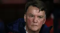 Salah satu ekspresi pelatih Manchester United Louis van Gaal ketika menyaksikan pertandingan Premier League antara timnya dan AFC Bournemouth, di Vitality Stadium, Bournemouth, Sabtu (12/12/2015). Laga itu dimenangi Bournemouth 2-1. (AFP PHOTO / ADRIAN DE