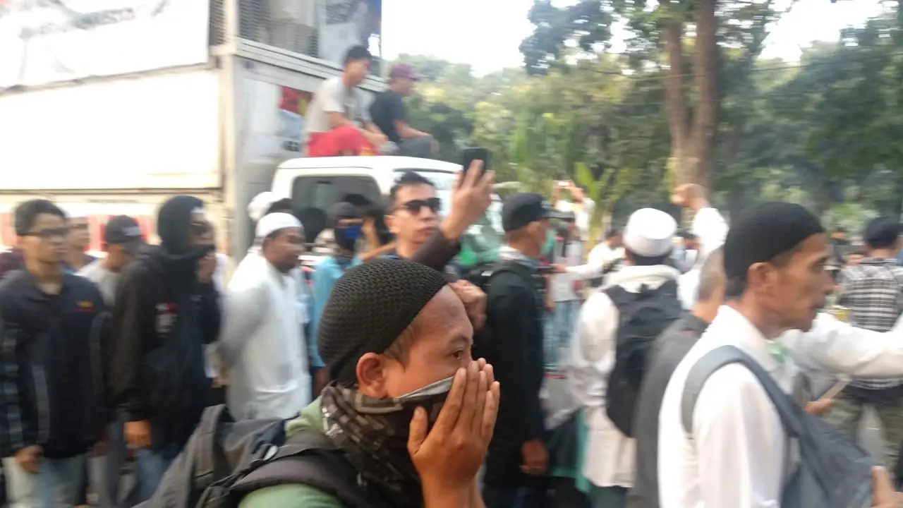 Demonstran Bubar