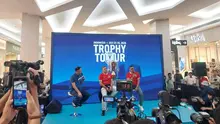 Cristian Gonzalez dan Bambang Pamungkas pada Trophy Tour ASEAN Hyundai Cup 2026. (Liputan6.com/Aulia Rafa)