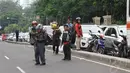 Beberapa pengendara terlihat turun dari kendaraannya sambil menunggu kemacetan terurai. Selasa (20/5/2014) (Liputan6.com/Faizal Fanani)