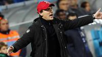 Pelatih AC Milan, Vicenzo Montella memberi intruksi pada pemainnya saat bertanding melawan Sassuolo pada lanjutan Liga Serie A Italia di Stadion Mapei di Reggio Emilia (5/11). Milan menang dengan skor 2-0 atas Sassuolo. (Elisabetta Baracchi / ANSA via AP)