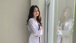 Dalam sinetron baru berjudul Suami Pengganti. Kali ini Icha tampil dengan peran yang berbeda dari biasanya. Saat ini ia berperan sebagai dokter Dinda yang tampil menawan dengan atribut dokter. (Liputan6.com/IG/@ichanabilahh)
