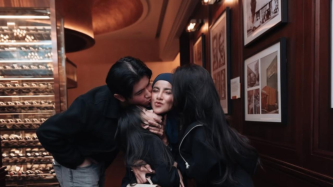 Gaya Badass Olla Ramlan Bareng Anak-Anak Tercinta, Tampil Menawan dan Disebut Bibit Unggul Semua