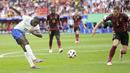 Striker Timnas Prancis, Randal Kolo Muani melepaskan tendangan di depan bek Timnas Belgia, Jan Vertonghen pada laga babak 16 besar Euro 2024 di Merkur Spiel-Arena, Dusseldorf, Jerman, Senin (1/7/2024). (AP Photo/Darko Vojinovic)