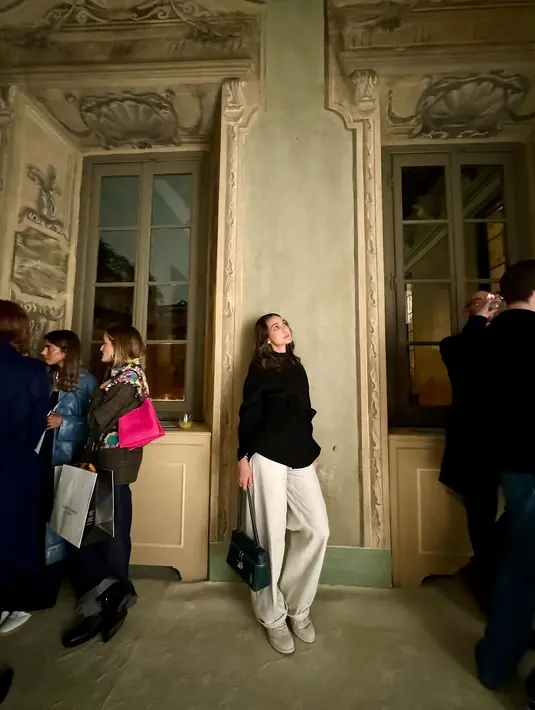 Di momen lainnya, Luna Maya terlihat mengunjungi sebuah event dengan tampilan yang tak kalah chic. Ia memadukan turtleneck hitam dengan detail belt yang manis di bagian pinggang. [Foto: Instagram/lunamaya]