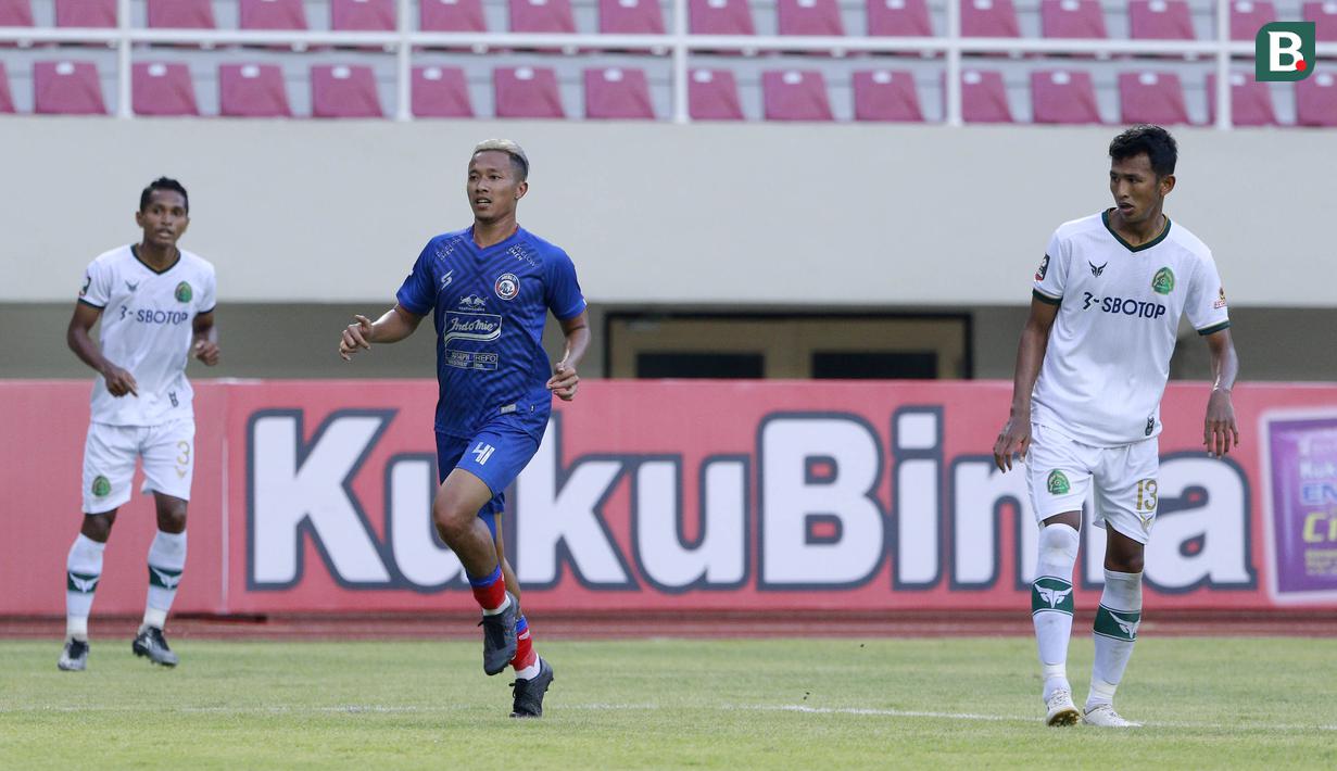 Striker Arema FC, Dendi Santoso (tengah) dan bek Persikabo 1973, Didik Wahyu Wijayance dalam laga pembuka Piala Menpora 2021 di Stadion Manahan, Solo, Minggu (21/3/2021). Arema FC bermain Imbang 1-1 dengan Persikabo 1973. (Bola.com/M Iqbal Ichsan)