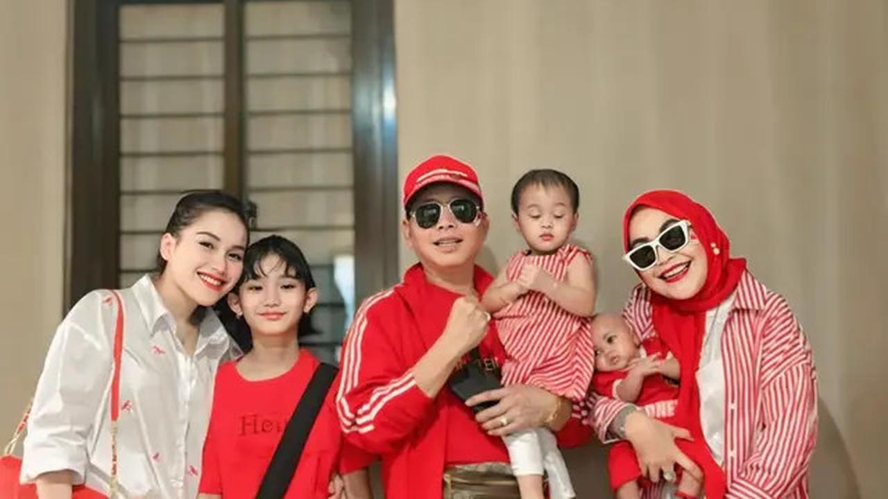 Pilihan Sandal Jepit Ayu Ting Ting di Berbagai Momen, saat Potong Daging Kurban Curi Perhatian