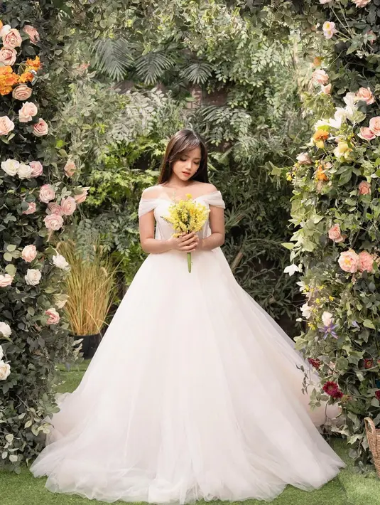 Ya, Fuji mengunggah beberapa potret dirinya mengenakan gaun pengantin berwarna putih. [Foto: Instagram/fuji_an]