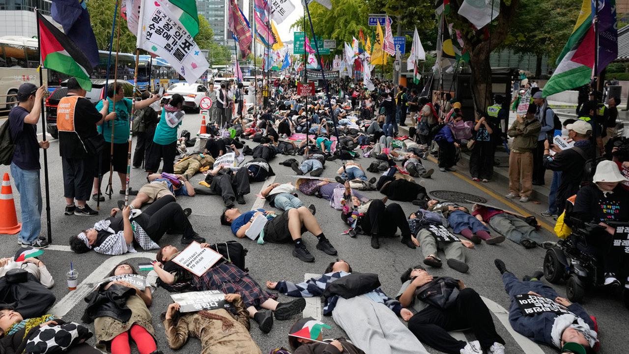 Aksi Die-In Pro-Palestina di Pusat Kota Seoul