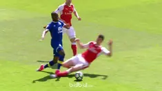 Berita video tekel yang dilakukan Laurent Koscielny menghasilkan kartu merah. This video is presented by Ballball