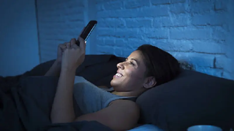 Ilustrasi main ponsel sebelum tidur (iStock)