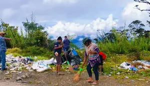 Kepala Dinas Lingkungan Hidup Kabupaten Tolikara Elius Enembe memimpin langsung dan memberikan beberapa arahan saat&nbsp;gotong royong melakukan kegiatan&nbsp;bersih-bersih&nbsp;lingkungan di semua titik di Distrik Karubaga, Papua. (Ist)