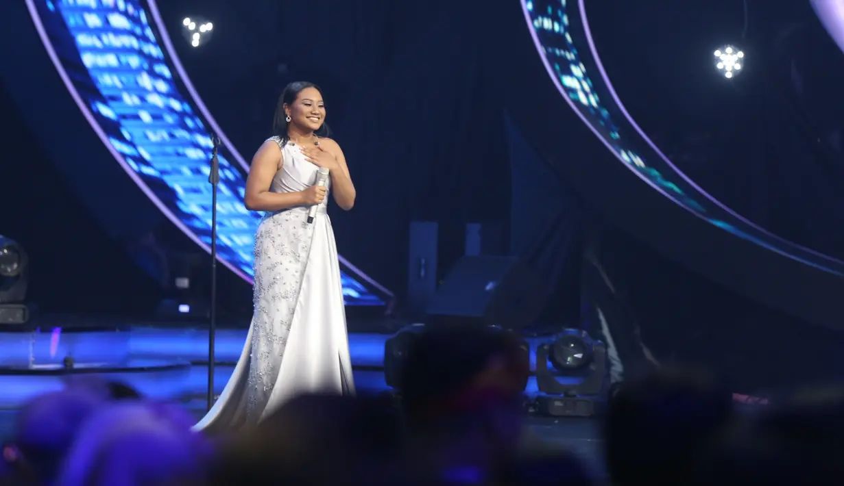 Proses panjang harus dilalui dengan menyingkirkan ribuan orang yang menjadi kontestan. Maria juga merupakan kontestan termuda dalam ajang pencarian bakat tersebut. (Nurwahyunan/Bintang.com)