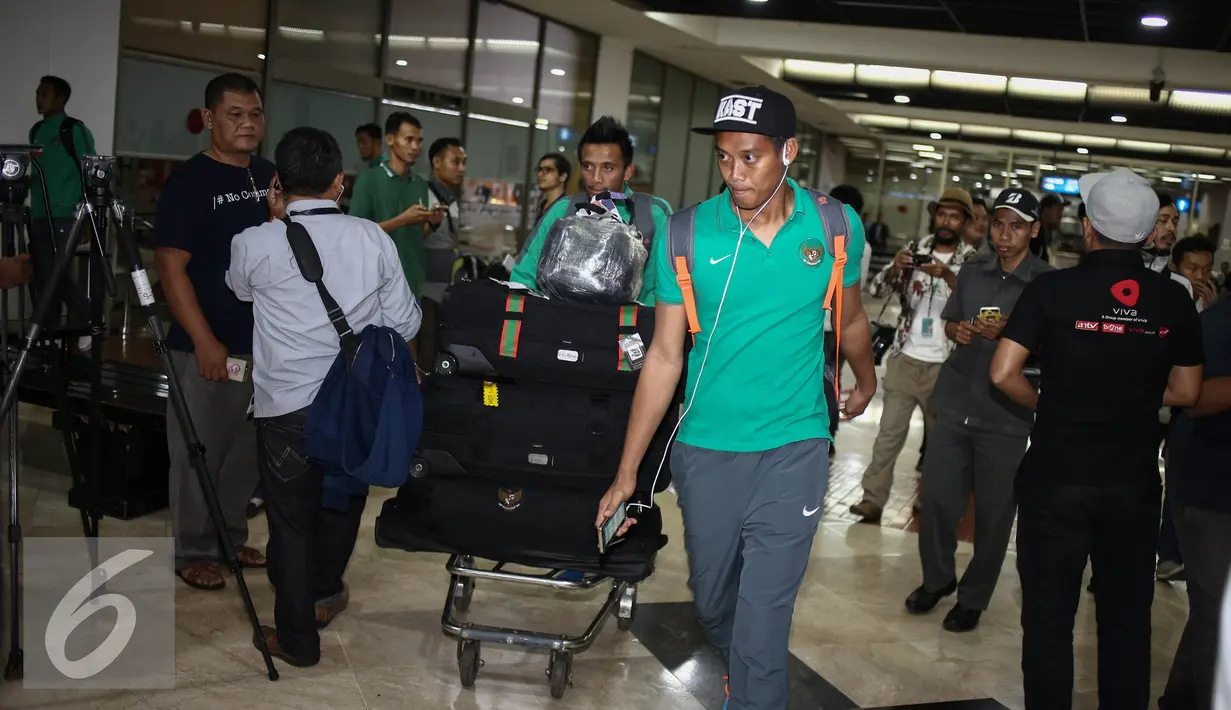 Penjaga gawang Tim Nasional Indonesia, Kurnia Meiga saat tiba di Bandara Soekarno Hatta, Jakarta, Kamis (8/12). (Liputan6.com/Faizal Fanani)