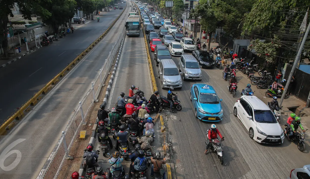 Sejumlah pemotor menerobos pembatas saat razia sterilisasi jalur Transjakarta di Jalan Buncit Raya, Mampang, Jakarta, Jumat (25/9/2015). Setiap harinya banyak pemotor yang nekat memasuki lajur busway yang semestinya steril. (Liputan6.com/Faizal Fanani)