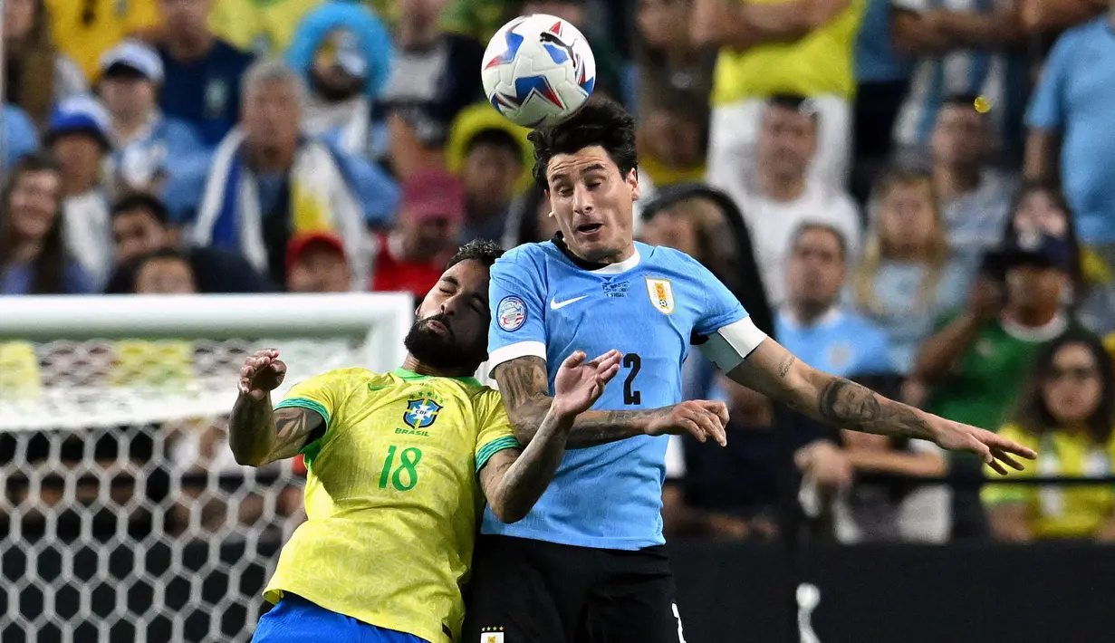 Laga kedua tim berlangsung cukup intens. (Robyn BECK/AFP)