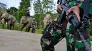 Seorang polisi militer bersama penjaga taman nasional dan pawang gajah (mahout) melakukan patroli keliling hutan di kawasan hutan Ulue Masen, provinsi Aceh, Sabtu (27/4/2019). Patroli keliling tersebut guna menjaga kelestarian alam dan satwa liar dari ancaman kepunahan. (CHAIDEER MAHYUDDIN/AFP)