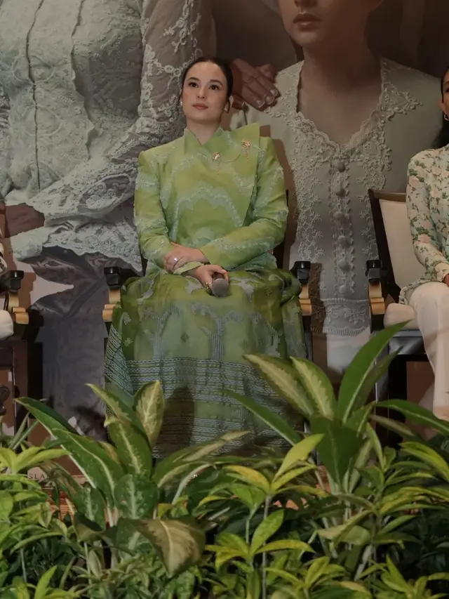Chelsea Islan Tampil Anggun dalam Tenun Sabilulungan di Konferensi Pers Film Bunga Penutup Abad