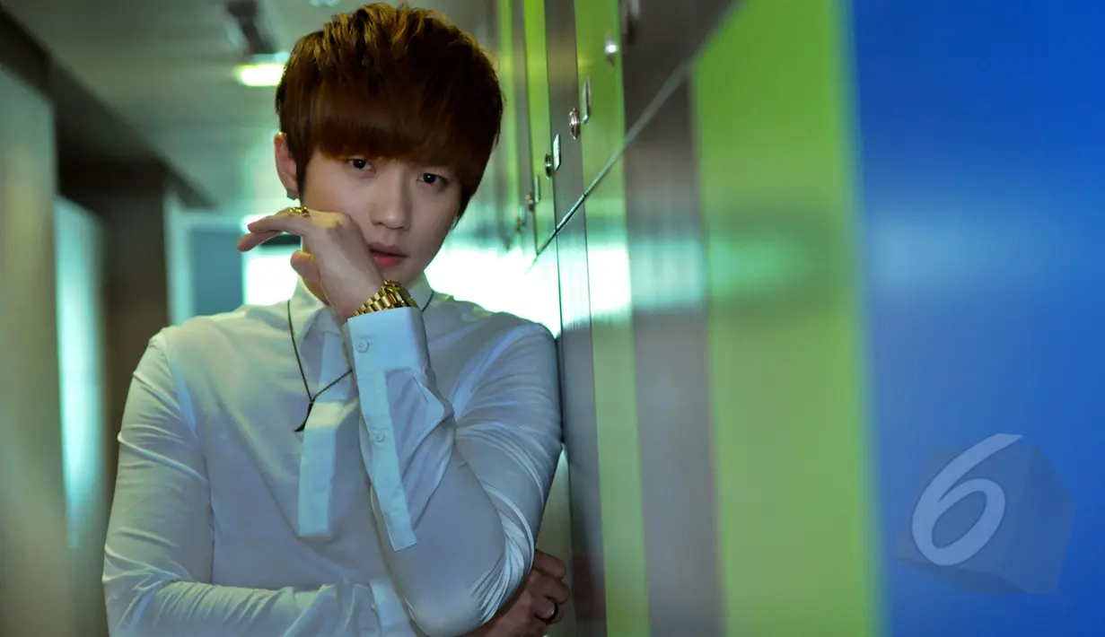 Penampilan Lee Jeong Hoon yang casual membuat mantan personel boyband HITZ itu terlihat lebih tampan saat datang ke kantor Liputan6.com, di SCTV Tower, Jakarta, Kamis (15/4/2015). (Liputan6.com/Faisal R Syam)