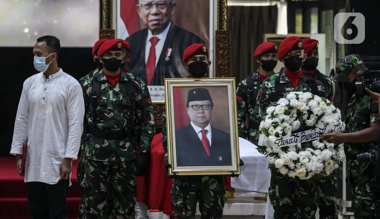 Upacara prosesi persemayaman dan pelepasan jenazah Menpan RB Tjahjo Kumolo di Kantor Kemenpan RB Sudirman, Jakarta Selatan, Jumat (1/7/2022). Tjahjo Kumolo meninggal dunia di RS Abdi Waluyo pada pukul 11.10 WIB karena sakit infeksi paru-paru yang diderita. (Liputan6.com/Johan Tallo)