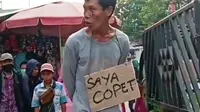 AN, pria yang ketahuan saat melakukan percobaan copet di Pasar Tradisional 16 Ilir Palembang Sumsel diberi sanksi sosial (Liputan6.com / Nefri Inge)