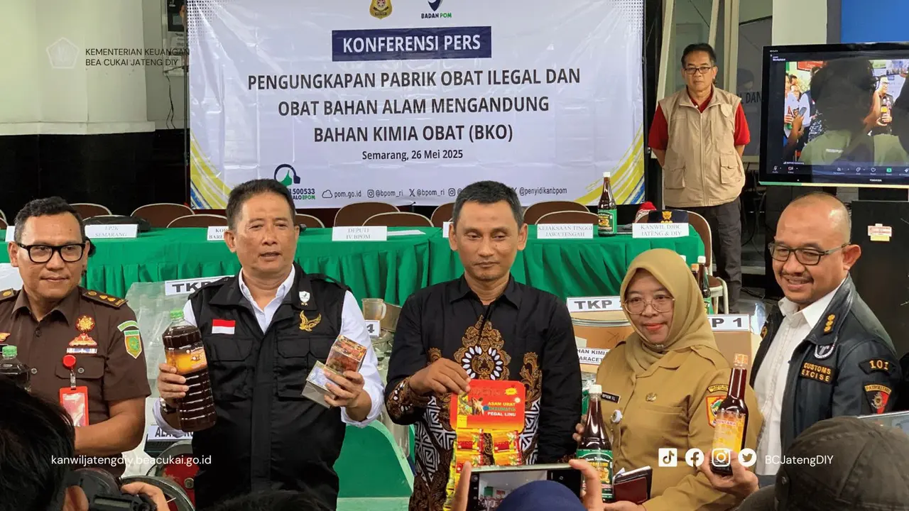Kantor Wilayah (Kanwil) Bea Cukai Jawa Tengah dan DIY bersama BPOM Semarang gelar konferensi pers pengungkapan pabrik obat ilegal dan obat bahan alam (OBA) mengandung bahan kimia obat (BKO)