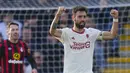 Selebrasi gelandang Manchester United, Bruno Fernandes setelah mencetak gol penyeimbang 1-1 ke gawang Bournemouth pada laga pekan ke-33 Premier League 2023/2024 di Vitality Stadium, Bournemouth, Sabtu (13/4/2024). (AP Photo/Kirsty Wigglesworth)