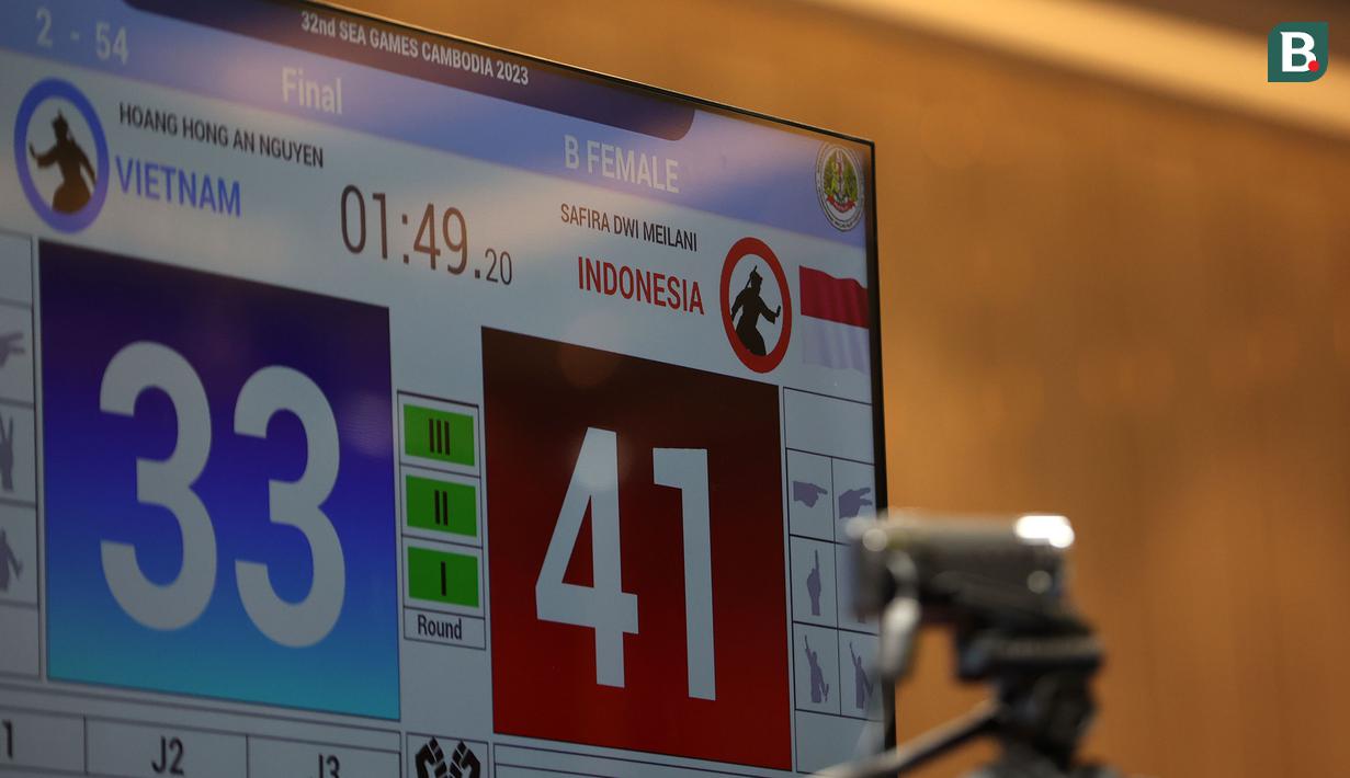 <p>Papan skor saat atlet pencak silat putri Indonesia, Safira Dwi Meilani&nbsp;menghadapi wakil Vietnam, Nguyen Huang Hong An pada nomor tanding putri kelas B Pencak Silat SEA Games 2023 di Chroy Changvar International Convention and Exhibition Center, Phnom Penh, Kamboja, Rabu (10/05/2023). (Bola.com/Abdul Aziz)</p>