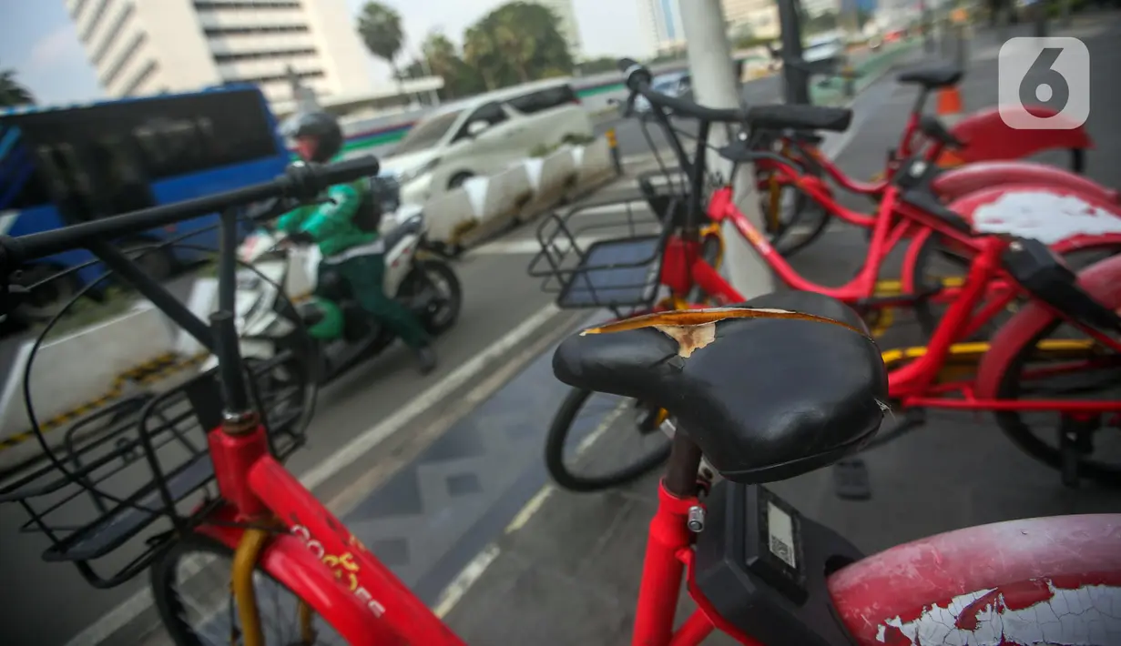 Kondisi tak terawat sepeda Gowes di kawasan Bundaran HI, Jakarta, Selasa (28/6/2022). Tak terawatnya layanan sepeda sewa (bike sharing) membuat pedestrian kawasan Bundara HI tampak kotor karena jejeran layanan sepeda sewa tak terurus. (Liputan6.com/Faizal Fanani)