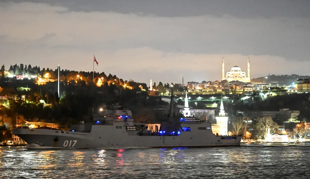 Salah satu dari tiga kapal Rusia, kapal pendarat besar kelas Ivan Gren "Pyotr Morgunov" berlayar melalui Selat Bosphorus dalam perjalanan ke Laut Hitam melewati kota Istanbul (9/2/2022). (AFP/Ozan Kose)