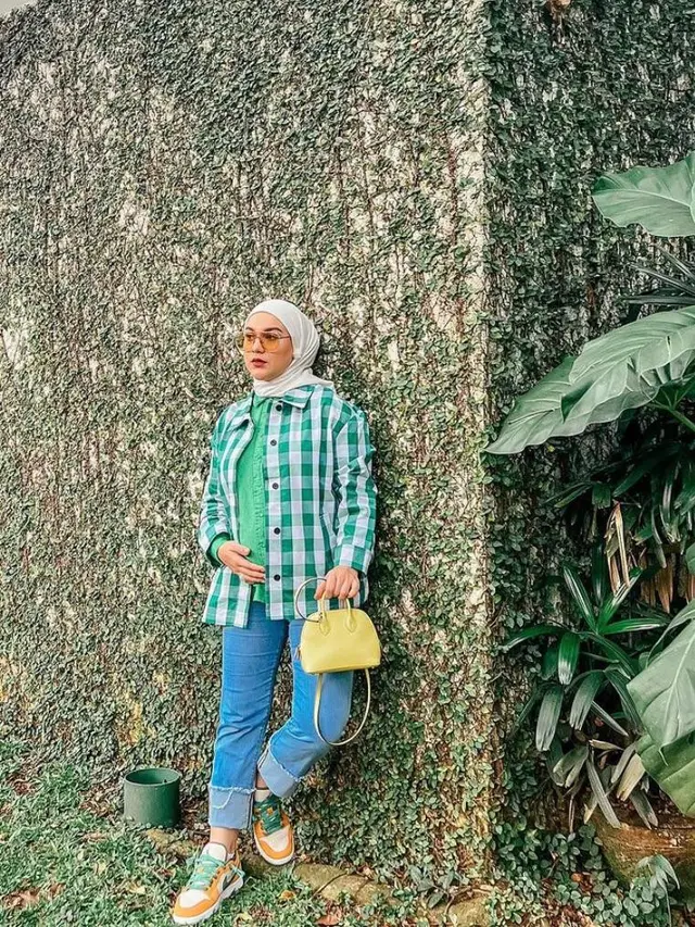 7 Potret OOTD Bumil Irish Bella yang Selalu Tampil Cantik dan Stylish