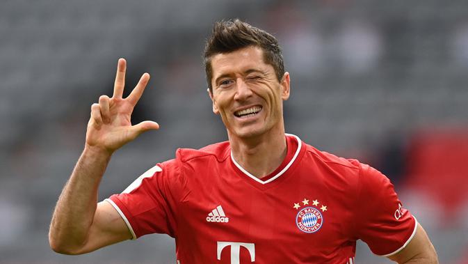 Robert Lewandowski telah menghabiskan tujuh tahun bersama Bayern Munchen mengarungi laga-laga bergengsi sejak didatangkan dari Borrusia dortmund dengan status bebas transfer. Dalam 239 penampilannya di semua laga, Ia mampu membukukan 294 gol dan 65 assist. (Foto: AFP/Pool/Christof Stache)