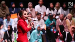 Penyanyi Rossa saat tampil menghibur peserta forum Indonesia Young Entrepreneur Summit 2018 di Ciputra Artpreneur World, Jakarta, Minggu (28/10). Rossa tampil cantik mengenakan gaun berwarna merah. (Liputan6.com/Fery Pradolo)