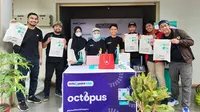 Penyerahan simbolis sampah elektronik dari Xiaomi Indonesia ke Octopus. (Dok: Xiaomi Indonesia).