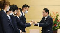 PM Jepang Fumio Kishida dan pemain timnas Jepang yang baru berlaga di Piala Dunia 2022. Dok: Twitter PM's Office of Japan