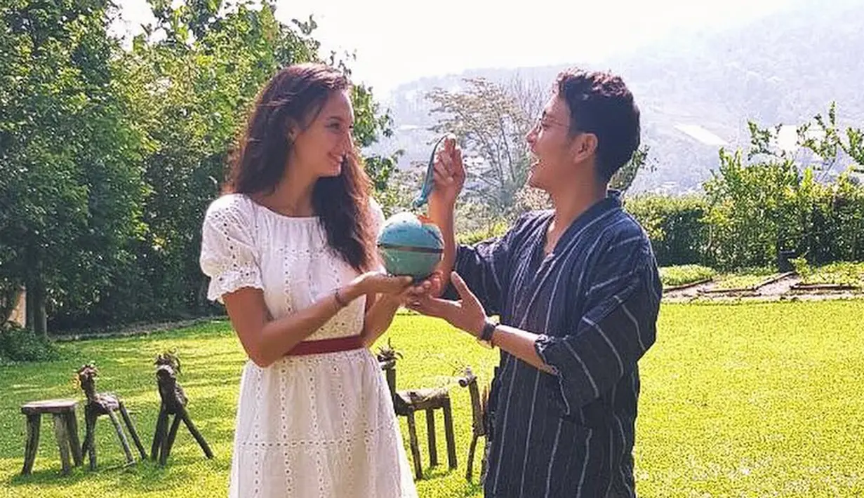 "🎂 Kado terindah adalah dalam duniaku, ada kamu." tulis Nadine dalam instagram yang diunggah tepat tanggal ulang tahunnya, 8 Mei. (instagram/dimsanggara)