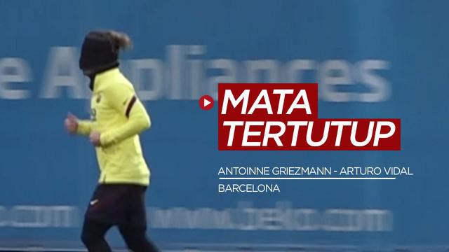 Berita video mengenai Antoine Griezmann dan Arturo Vidal yang menjalani latihan dengan mata tertutup di Barcelona.