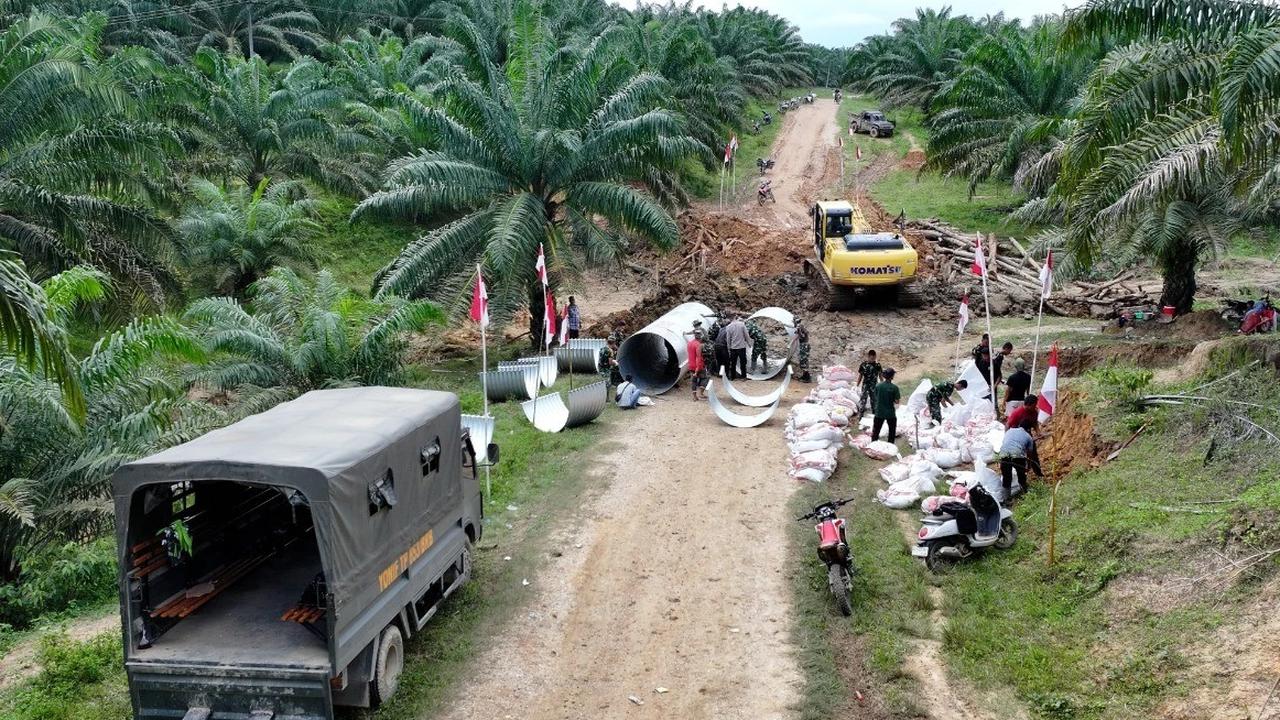 FOTO: TNI AD Rampungkan Jembatan Armco Pulihkan Akses Warga Aceh Timur