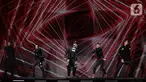 (Kiri ke kanan) Personel boyband Backstreet Boys Nick Carter, Howie Dorough, A.J. McLean, Brian Littrell, dan Kevin Richardson tampil menghibur penggemarnya saat konser di JIExpo Kemyoran, Jakarta, Sabtu (26/10/2019). Konser bertajuk DNA World Tour Jakarta 2019. (Fimela.com/Bambang Ekoros Purnama)