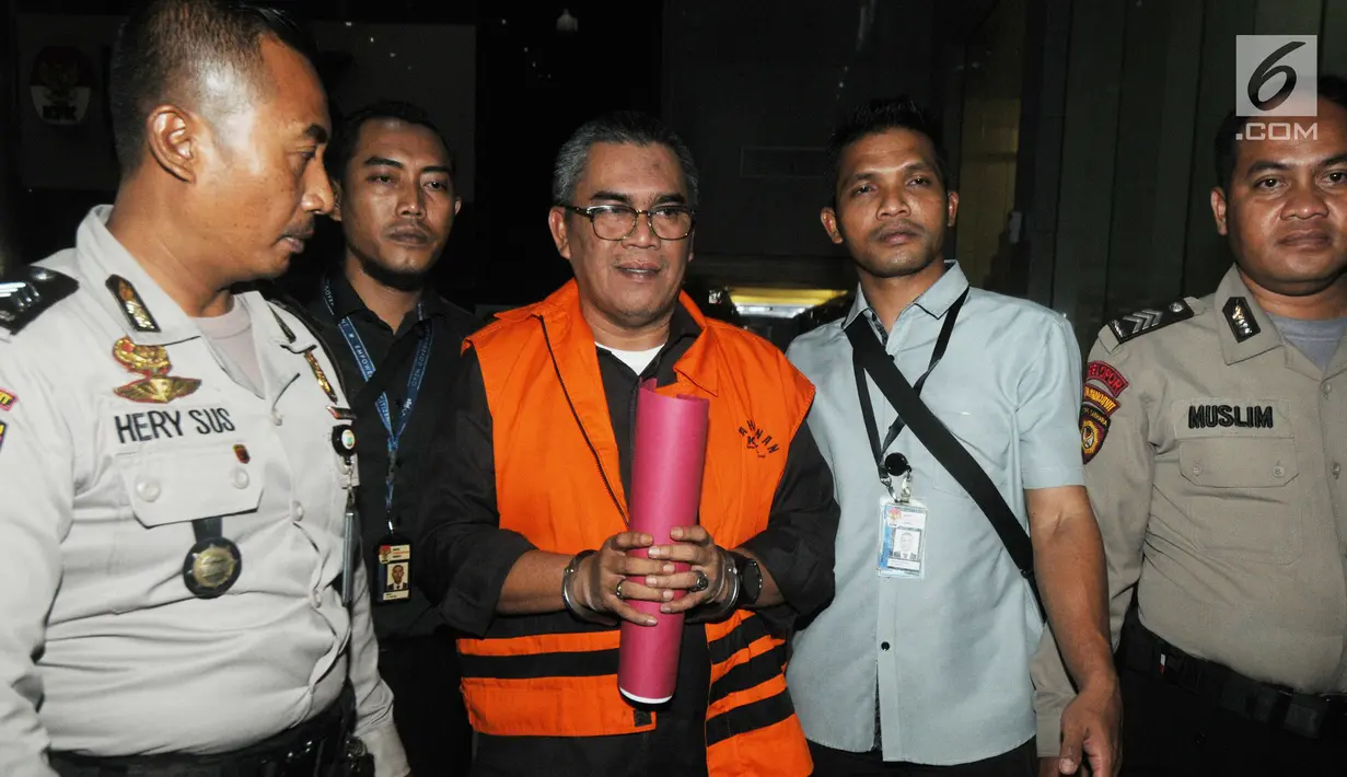 Bupati Muara Enim Ahmad Yani digiring petugas menuju mobil tahanan usai menjalani pemeriksaan di Gedung KPK, Jakarta, Selasa (3/9/2019). Ahmad Yani terjaring OTT KPK terkait dugaan suap proyek dinas Pekerjaan Umum Kabupaten Muara Enim senilai Rp130 Milyar. (merdeka.com/Dwi Narwoko)