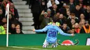 Gelandang Manchester City, Bernardo Silva berselebrasi  usai mencetak gol ke gawang Manchester United pada pertandingan leg pertama semifinal Piala Liga Inggris di Old Trafford (7/1/2020). City menang 3-1 atas MU. (AFP/Paul Ellis)