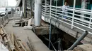 Jembatan Penyeberangan Orang (JPO) Polda Metro Jaya yang terhubung dengan halte Transjakarta, Jalan Jenderal Sudirman untuk sementara ditutup, Rabu (11/11/2015). Penutupan dilakukan karena jalan di dekat tiang JPO amblas. (Liputan6.com/Yoppy Renato)